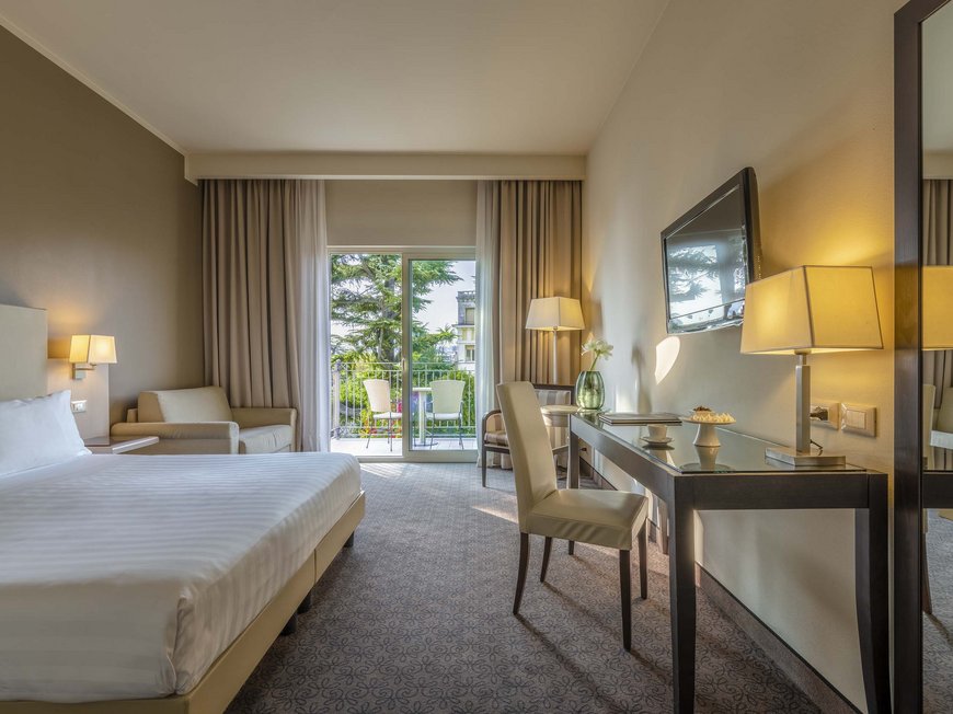 Hotel in Desenzano del Garda: tranquillity with a lake view Hotel in Desenzano del Garda: tranquillity with a lake view