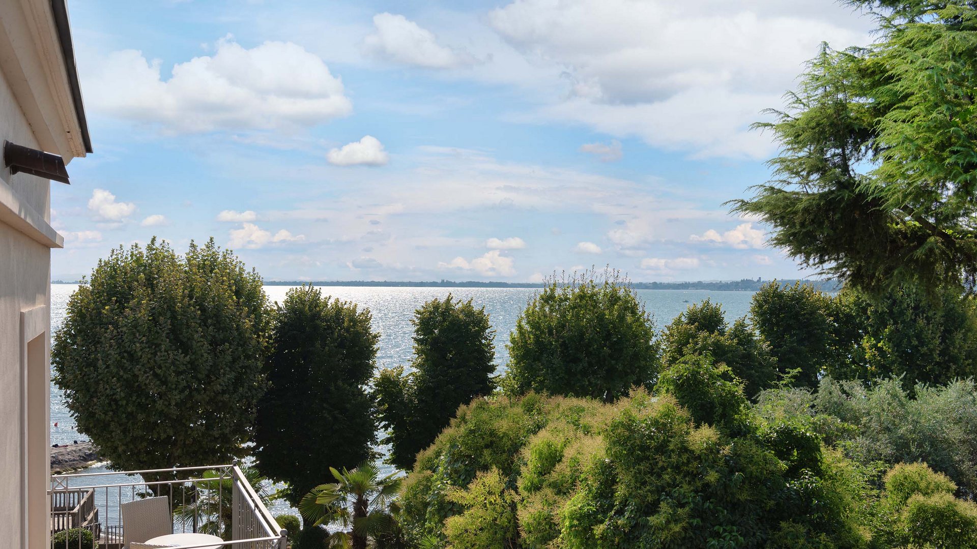 Hotel in Desenzano del Garda: tranquillity with a lake view Hotel in Desenzano del Garda: tranquillity with a lake view